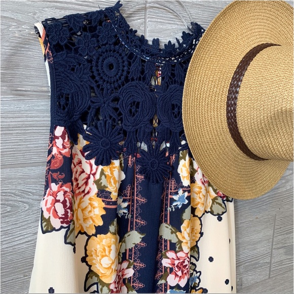 ✨LAST ONE✨Lace detail sleeveless printed dress - Picture 2 of 3